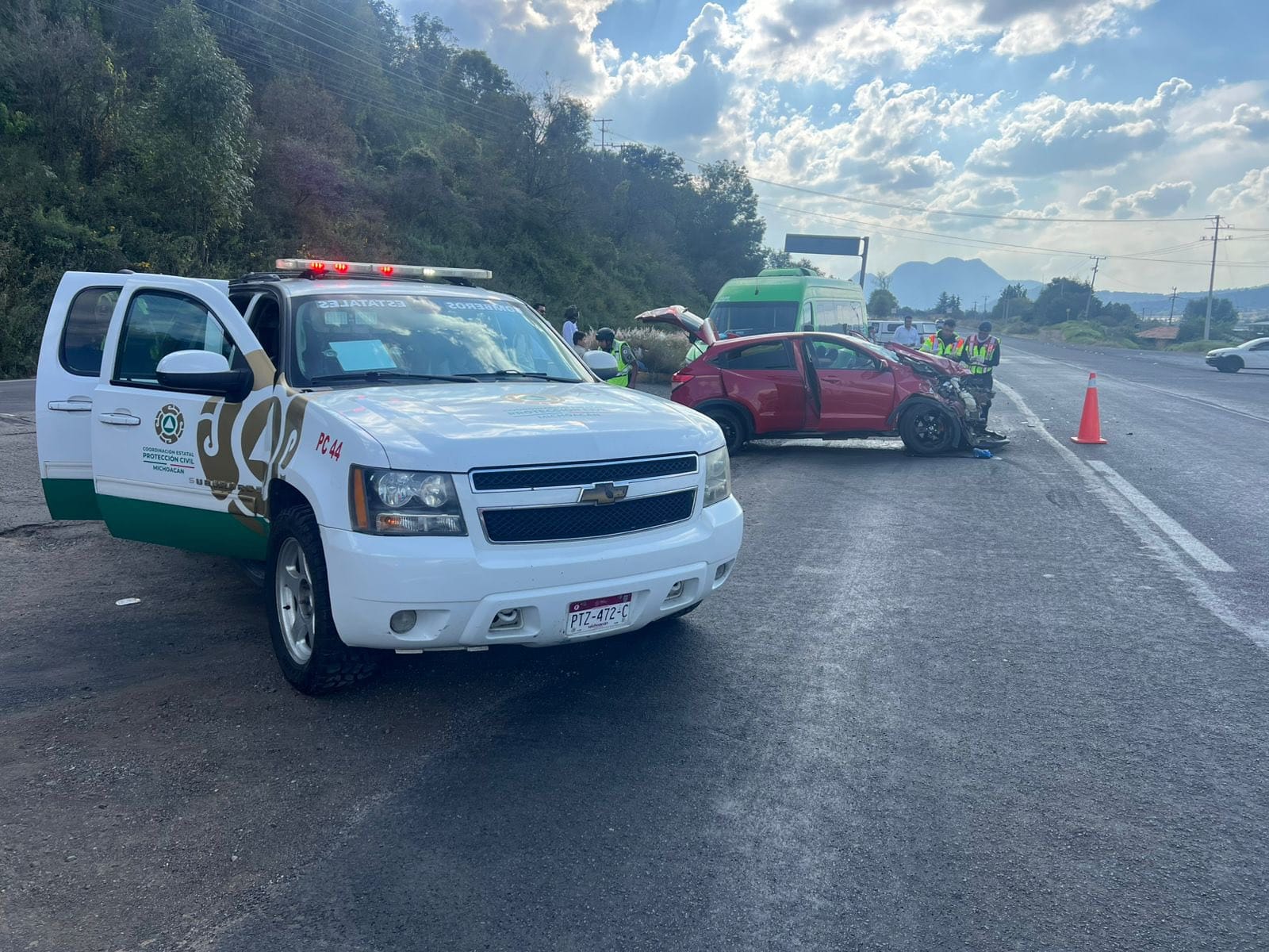 Choque entre 2 vehículos deja 2 heridos en la Morelia-Pátzcuaro 
