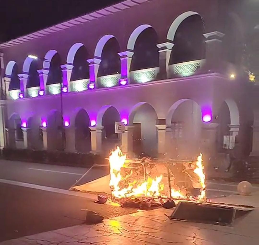 Manifestación en Apatzingán estalla en violencia, el palacio municipal fue destrozado