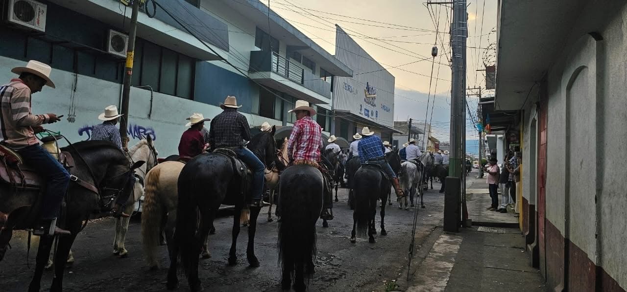 Realizan cabalgata por la paz en Uruapan, en honor al alcalde Carlos Manzo 