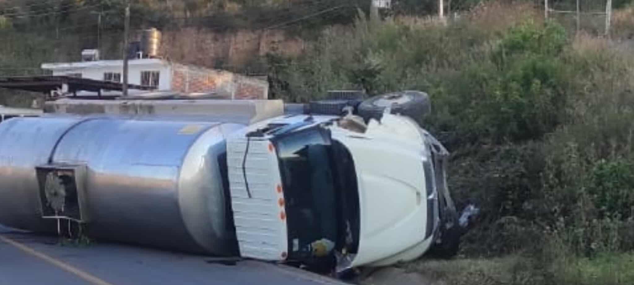 Vuelca camión pipa en la carretera Morelia-Toluca (Mil Cumbres)