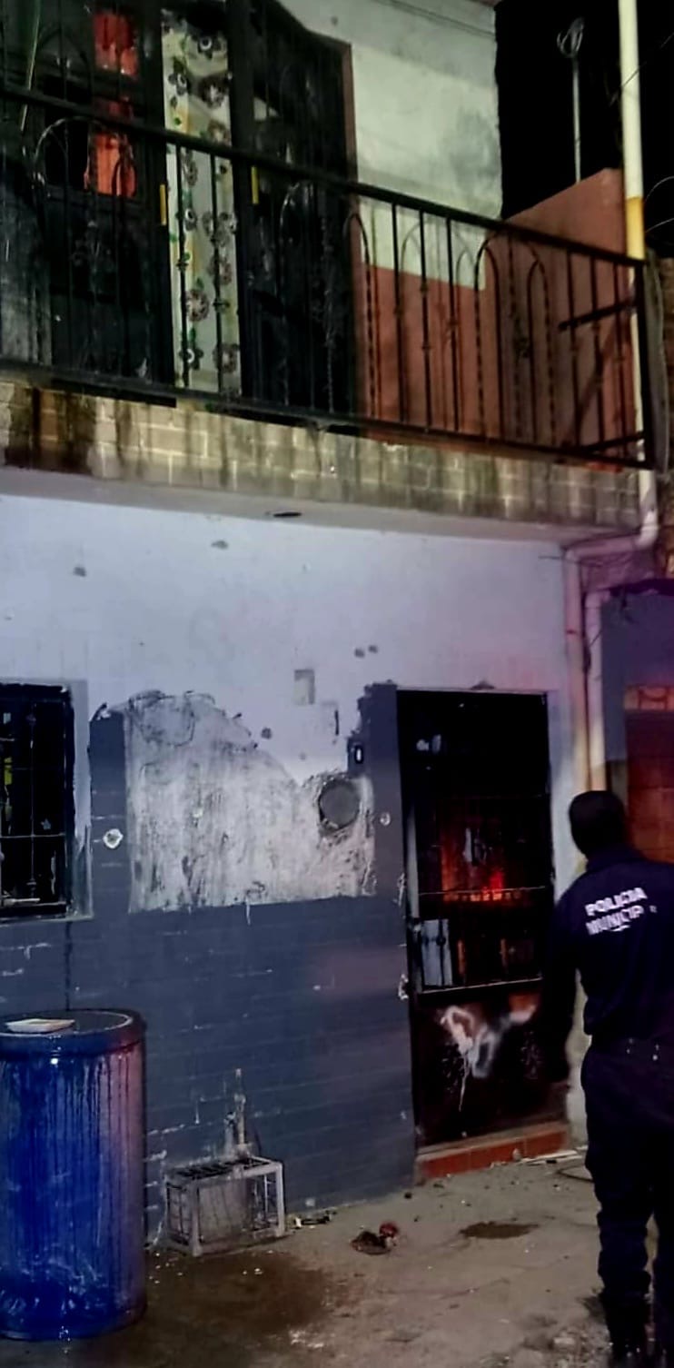 Delincu3ntes at4can a bal4zos y con bomb4s molotov un domicilio en la colonia Ferrocarril de Zamora