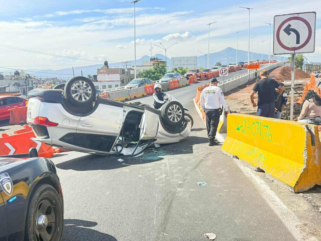 Se registra volcadura de camioneta en la obra del Distribuidor Vial del meracado de abasto, Morelia 