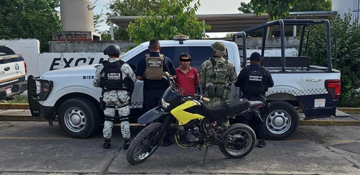 Explosivos y droga asegurados en operativo militar en Apatzingán