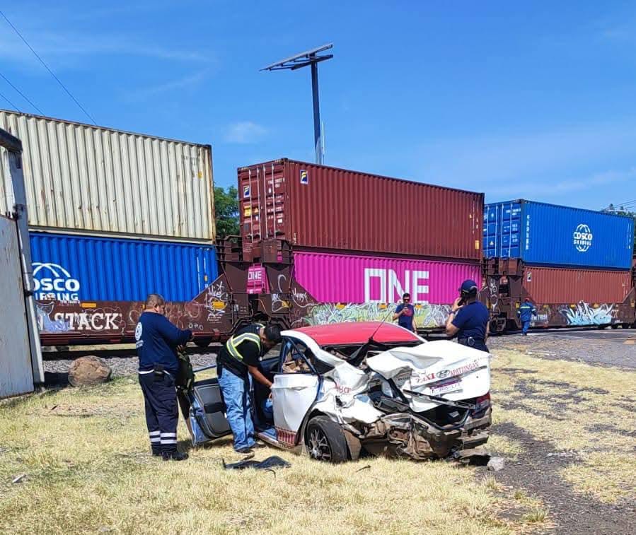 Taxi es embestido al tratar de ganarle el paso al Tren en Gabriel Zamora