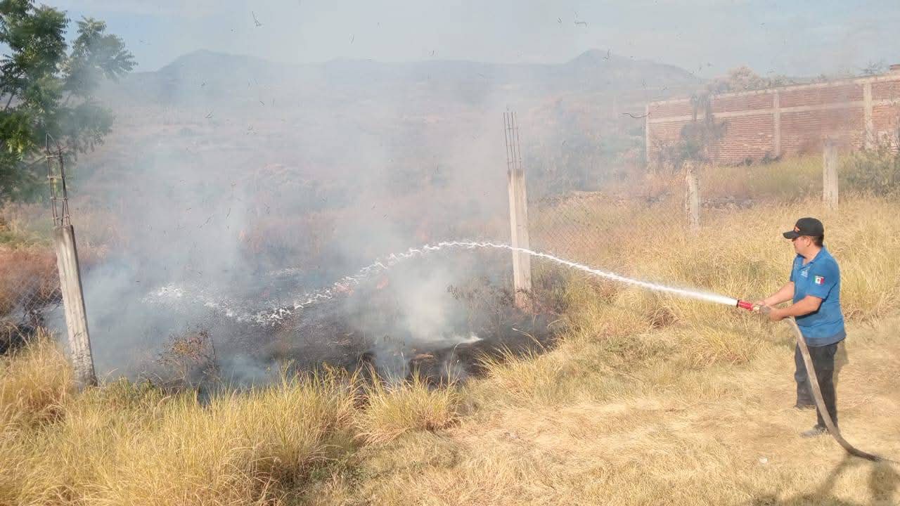 Bomberos Voluntarios de Apatzingán sofocan cinco incendios en menos de una hora