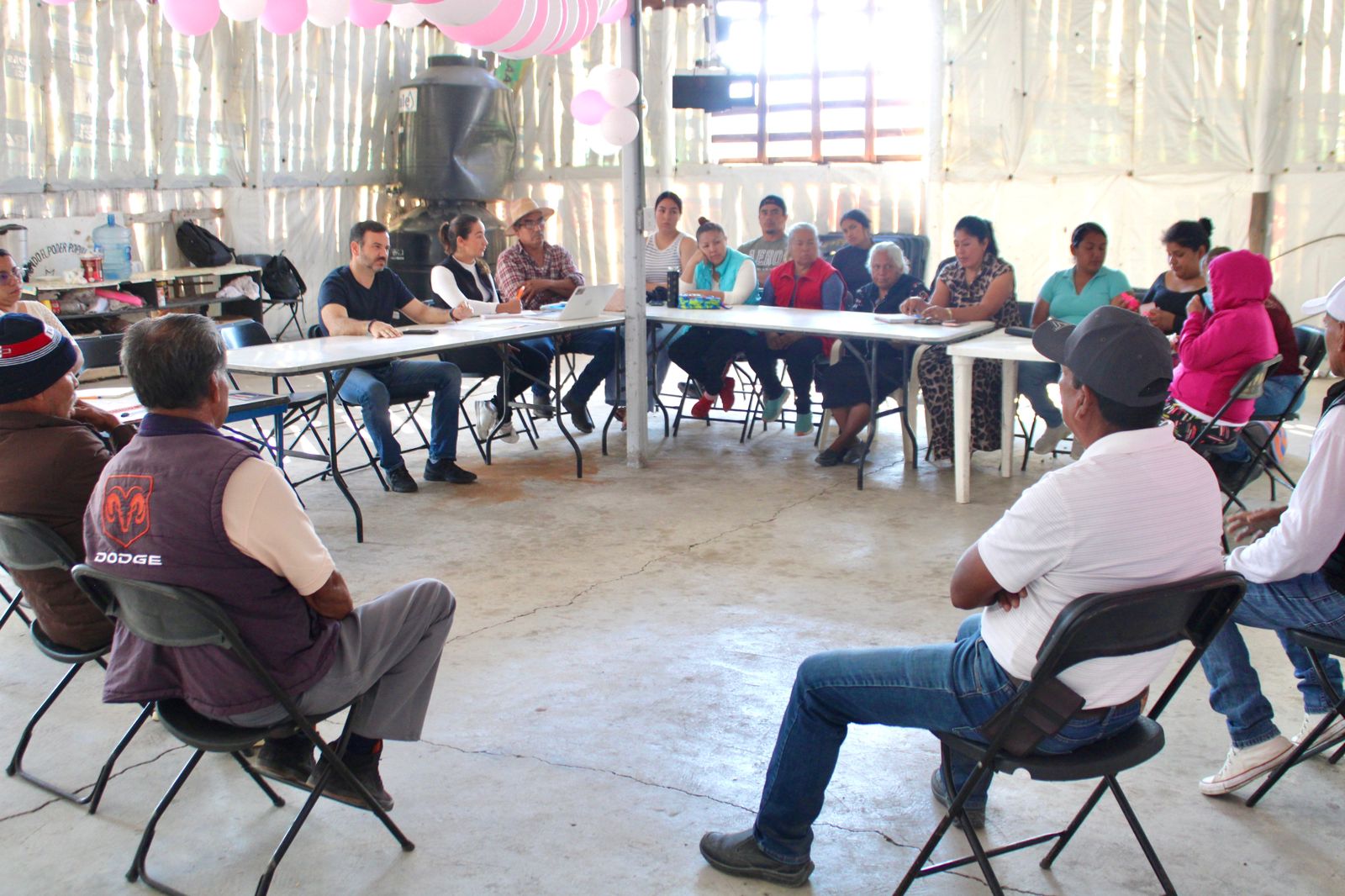 Yankel Benítez informa a vecinos de la Rubén Jaramillo sobre avances en red de drenaje