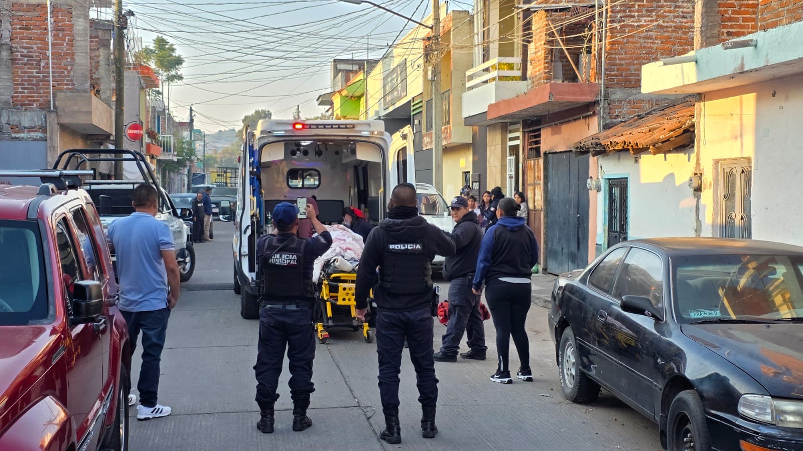 Hombre es hallado con herida de bala en su domicilio en Jacona; FGE investiga posible intento de suicidio