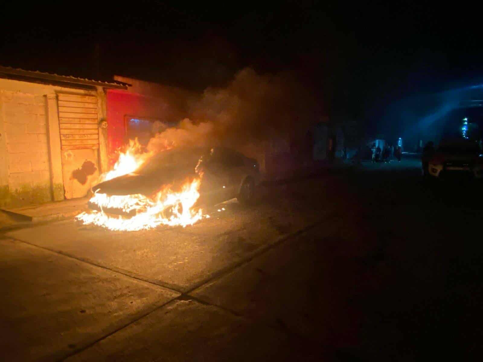 Arde vehículo en Zitácuaro 