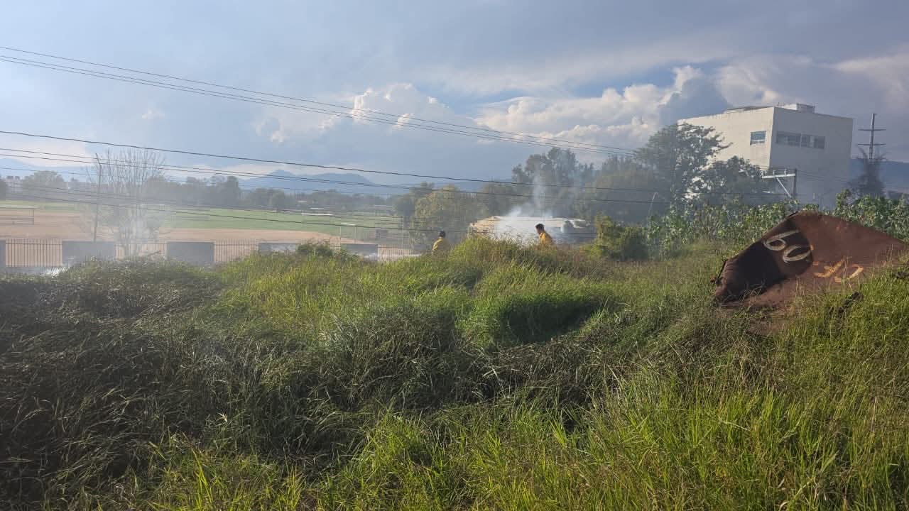 Se registra incendio de pastizal en predio a espaldas de un corralón, en Morelia 