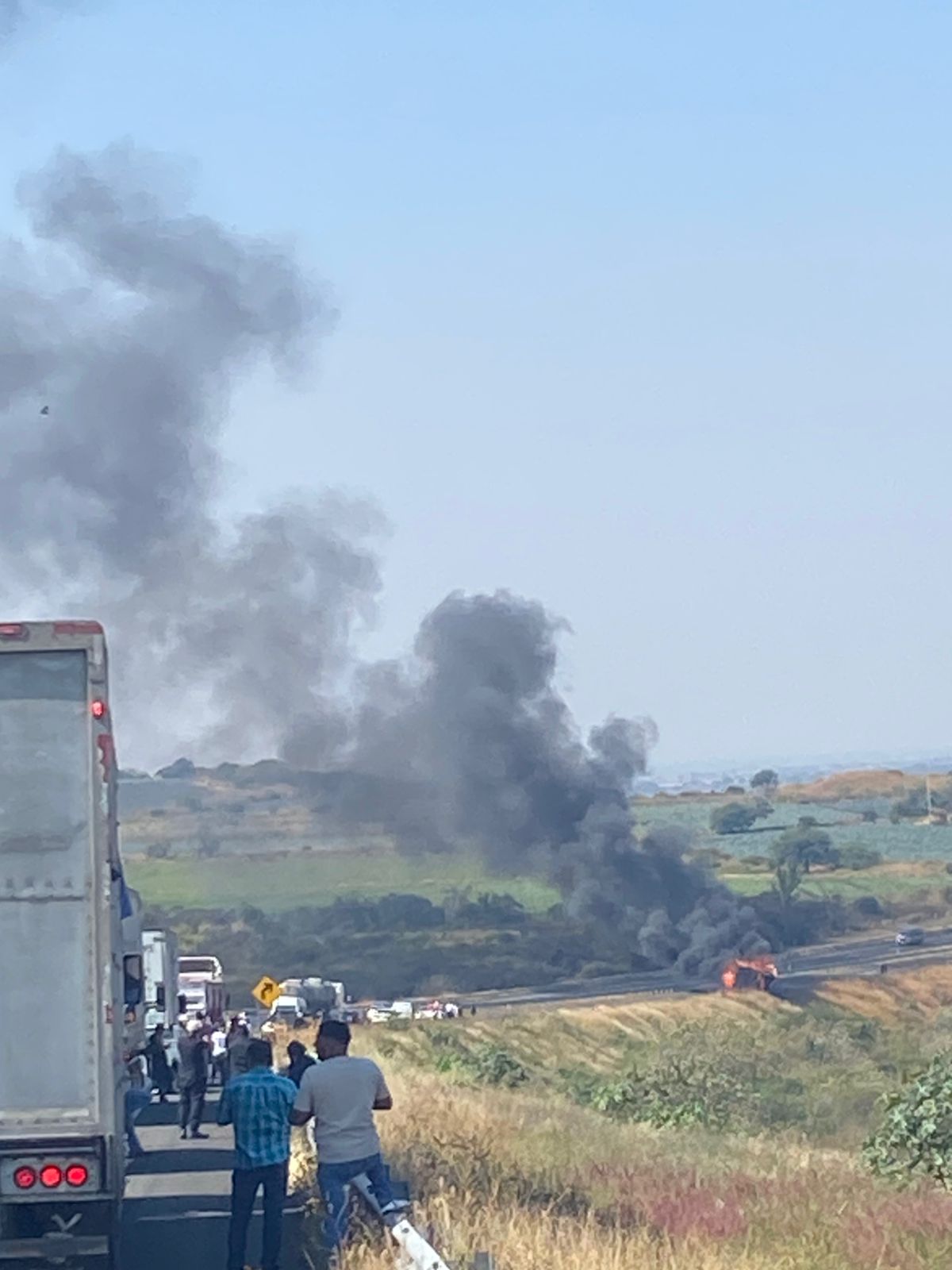Camión de carga se incendia en la autopista México – Guadalajara