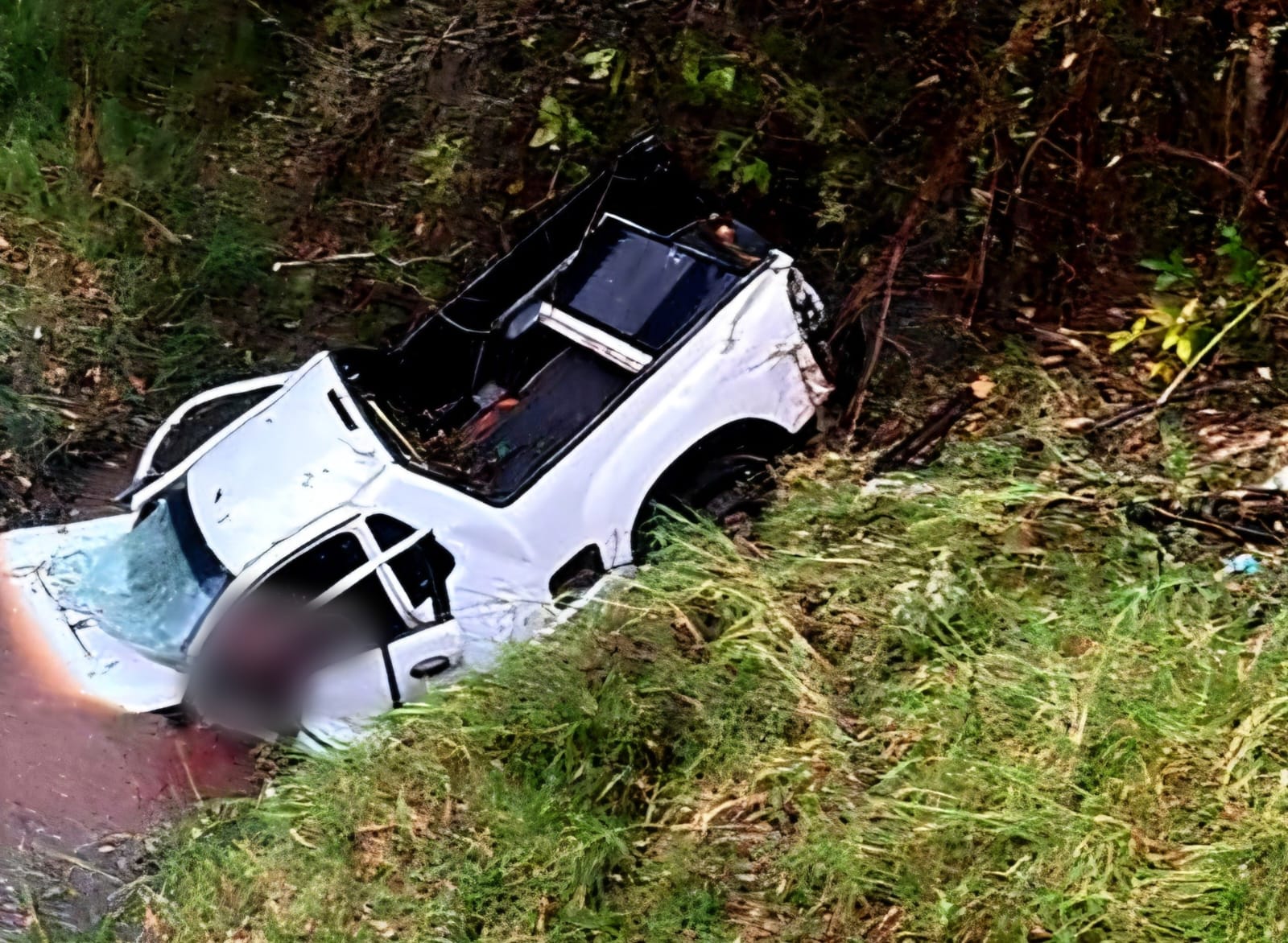 Camioneta se precipita a canal de agua a un costado de la carretera Morelia – Quiroga; el chofer muere 