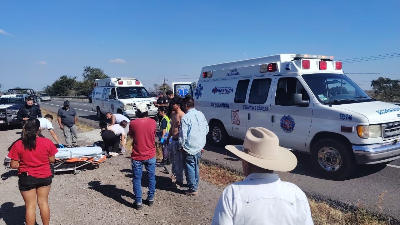 Familia en motocicleta choca contra camioneta en la Piedad; hay dos menores graves 