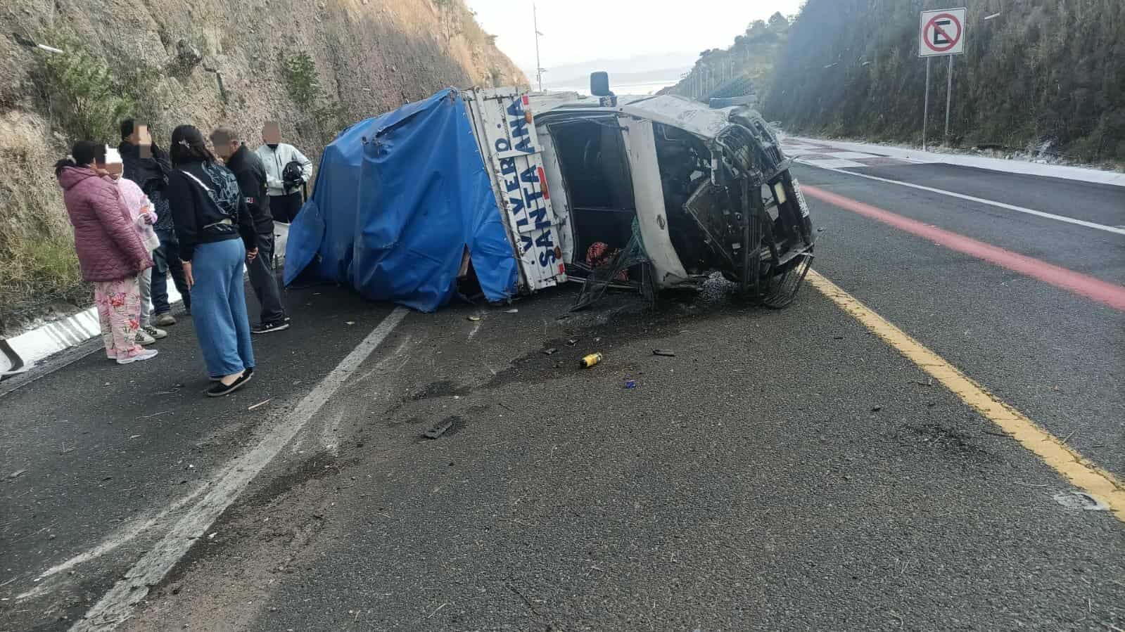 Volcadura de camioneta deja 2 heridos en la Pátzcuaro-Cuitzeo 