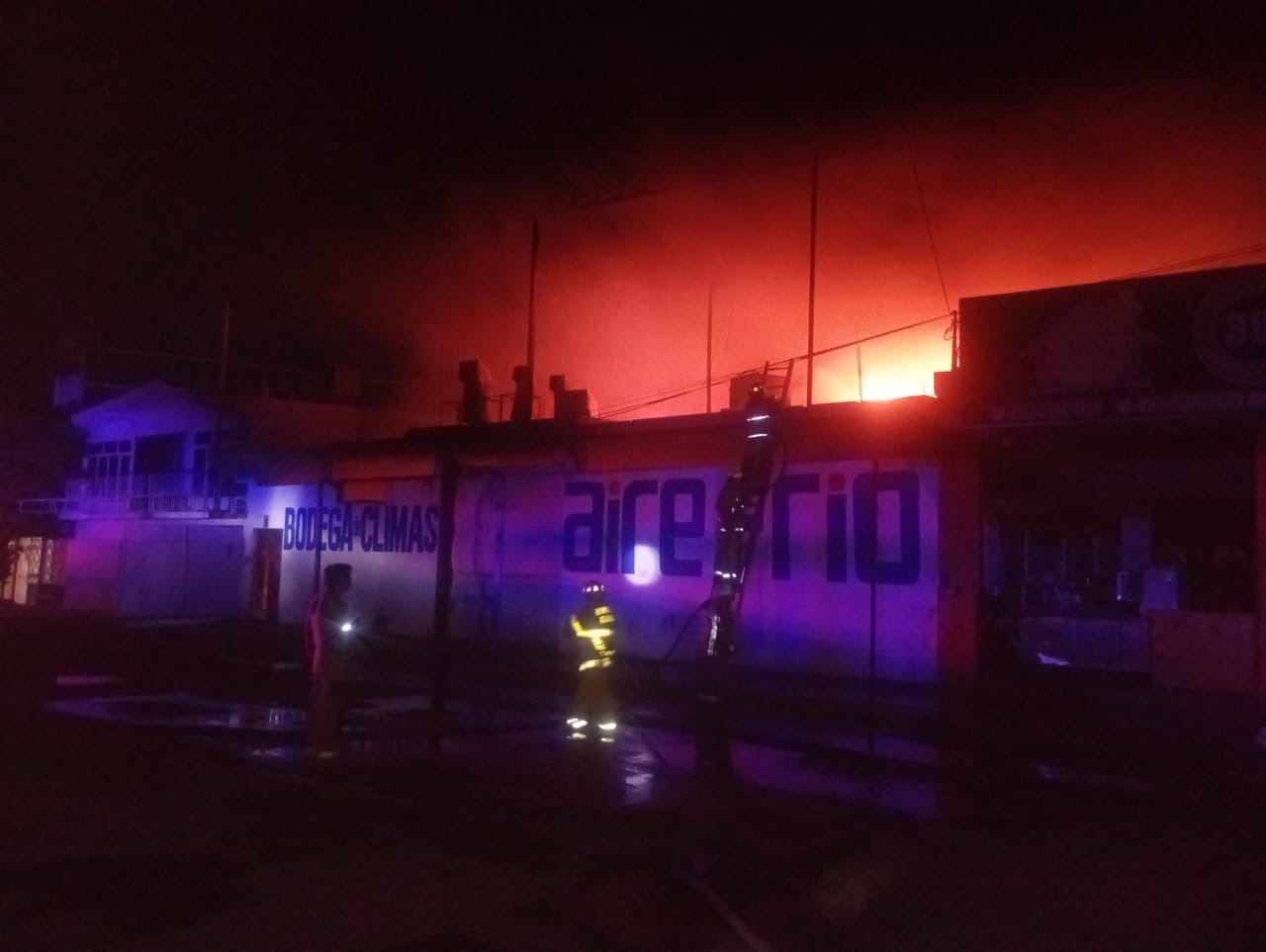 Voraz incendio consume bodega de aires acondicionados en Tierra Caliente 