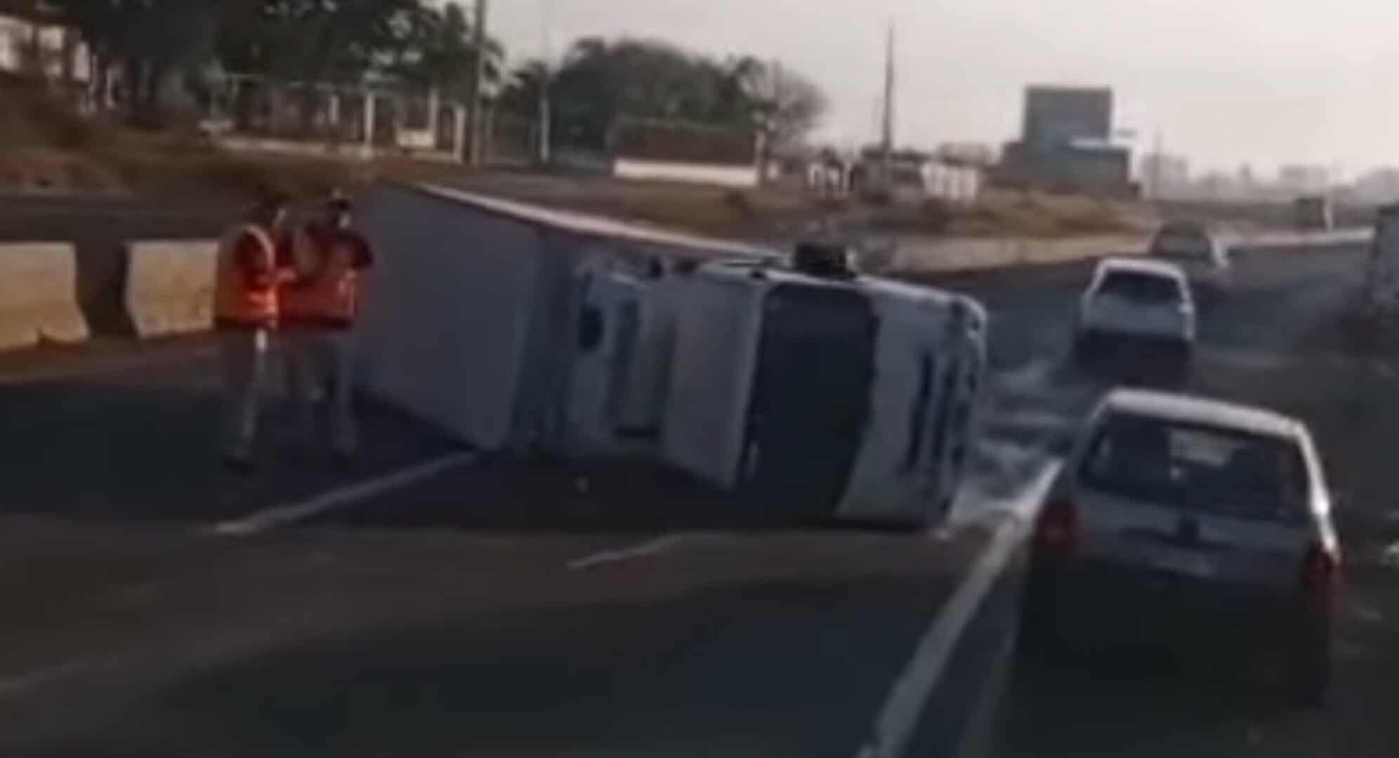 Se registra ch0que entre 2 vehículos en la Morelia-Salamanca