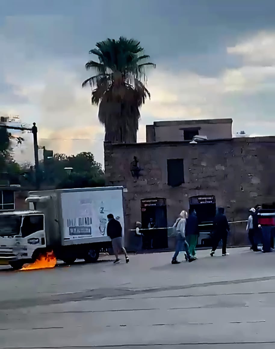 Normalistas le prenden fuego a camión repartidor a la altura de Las Tarascas, Morelia