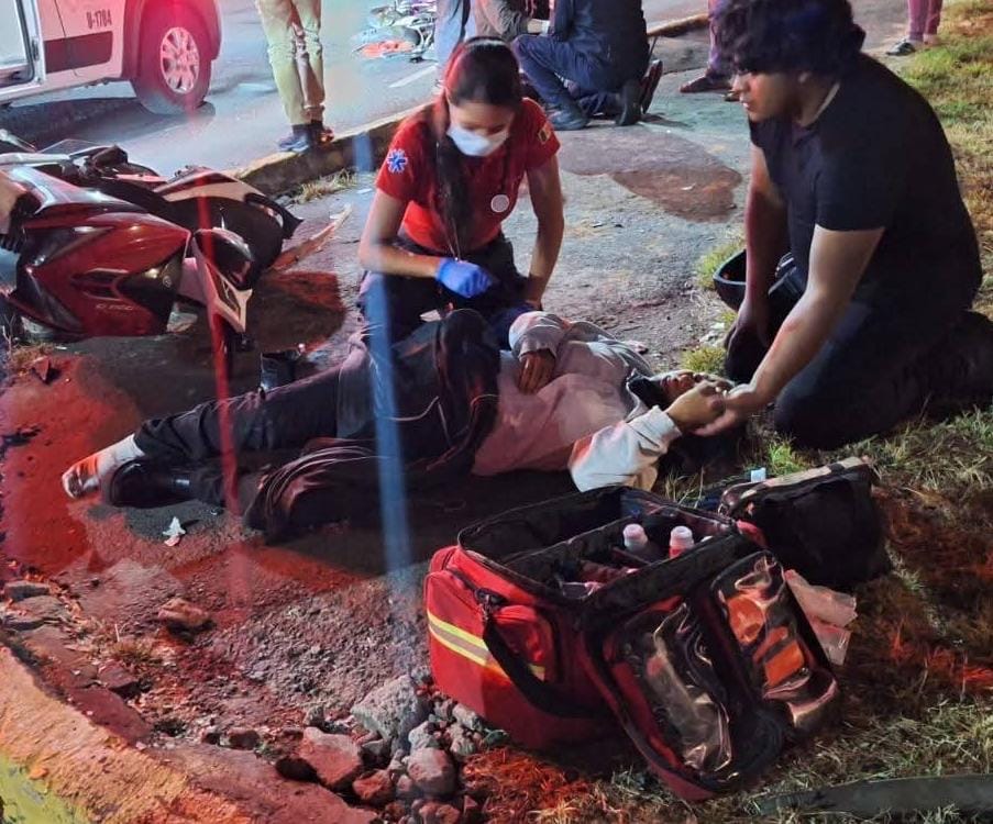 Choque de motocicletas deja 2 heridos, sobre la Calzada Benito Juárez
