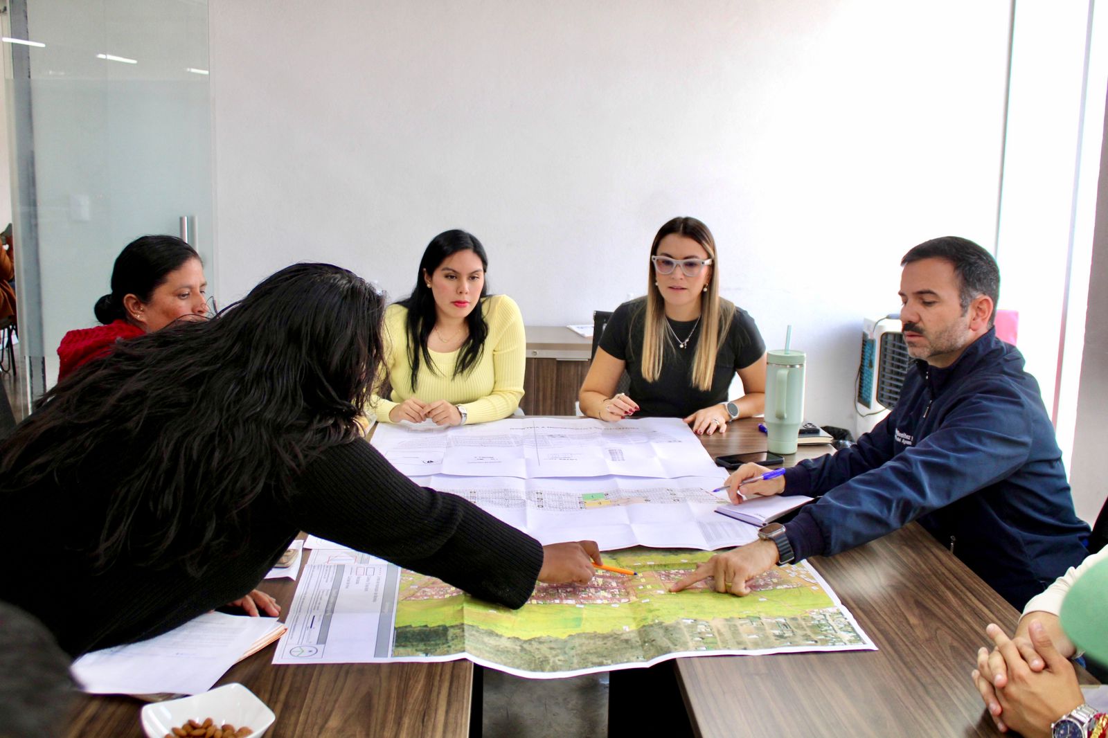 Yankel Benítez da seguimiento a proceso de regularización de colonia 13 de Abril