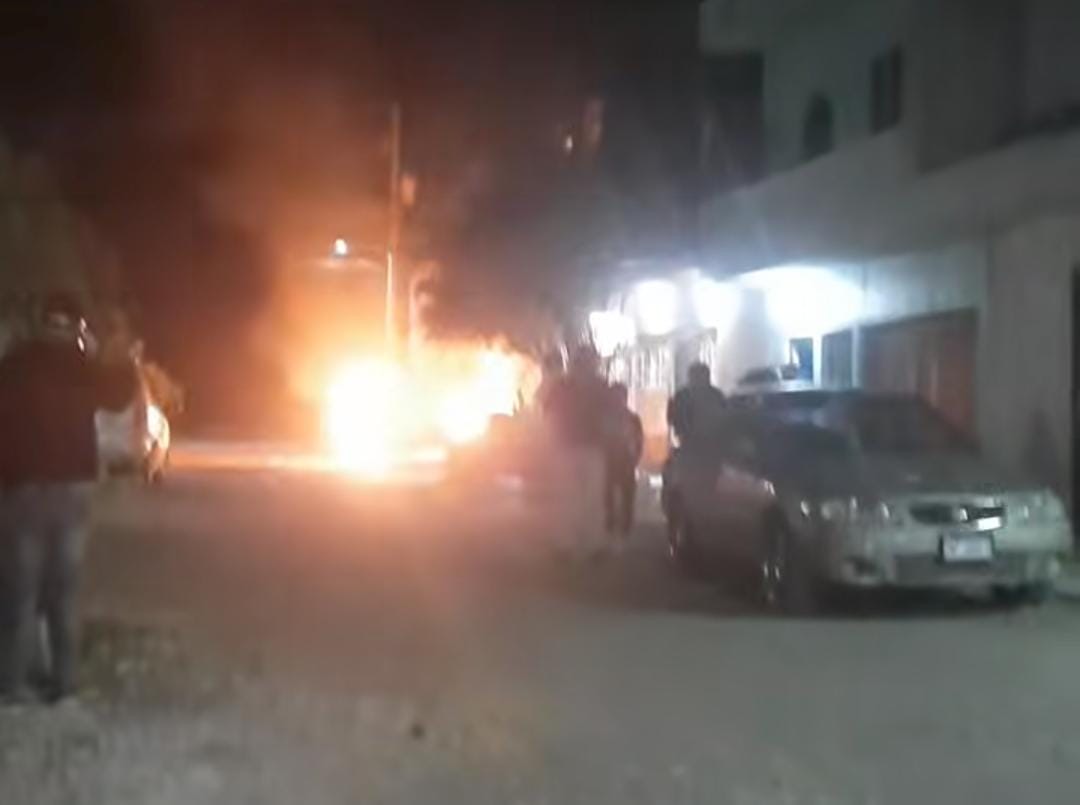 Quema de pirotecnia provoca incendio de vehículo en Zamora 