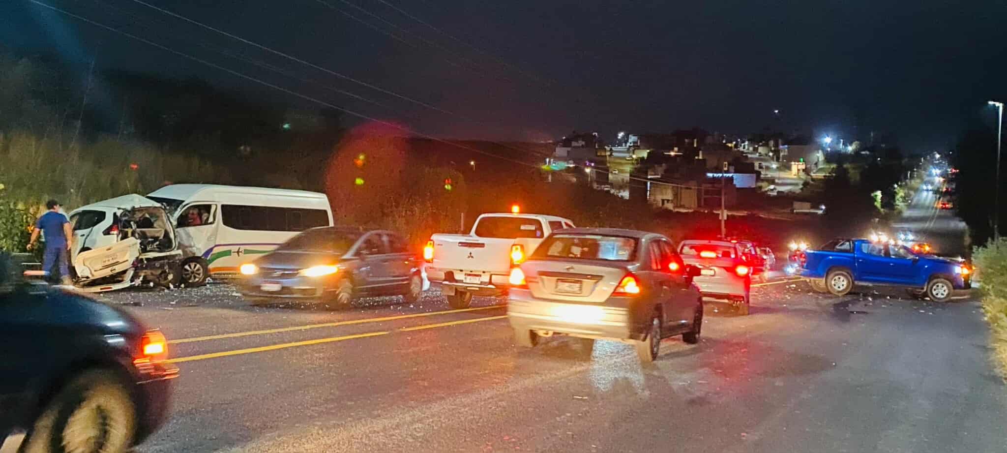 Dos muertos y siete heridos, saldo de choque vehicular múltiple en el camino Morelia-Recinto Ferial 