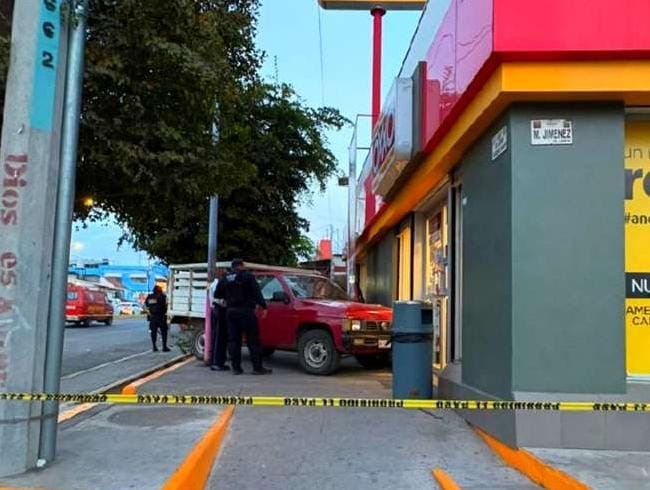 Adulto muere al sufrir infarto mientras conducía, su camioneta acabó impactada contra un OXXO