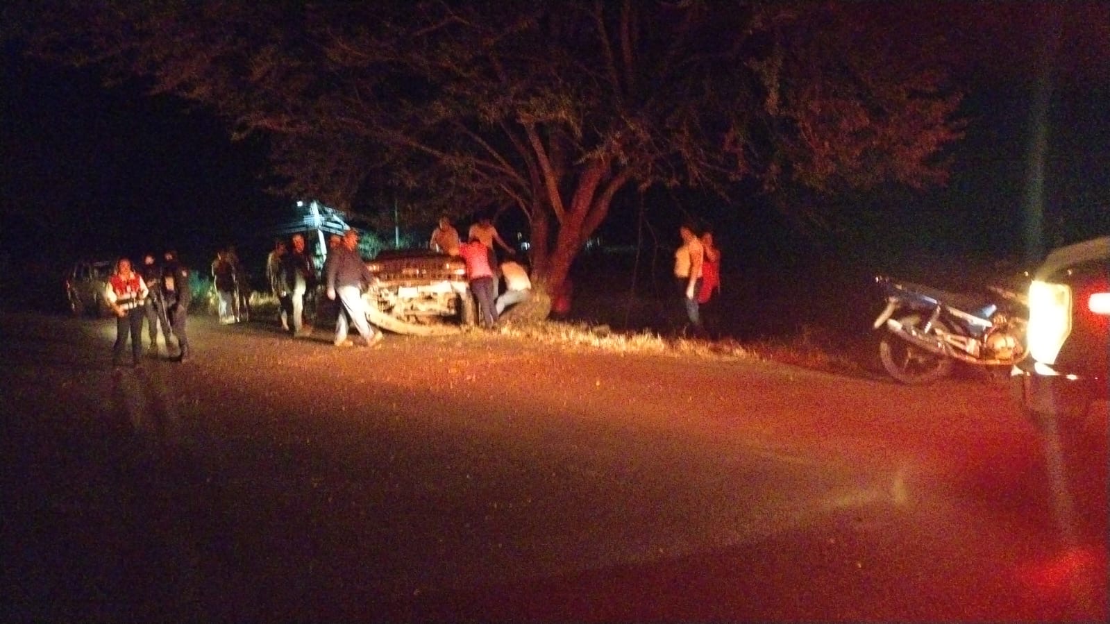 Joven fall3ce al v0lcar su camioneta en la carretera Uruapan - Ziracuaretiro 