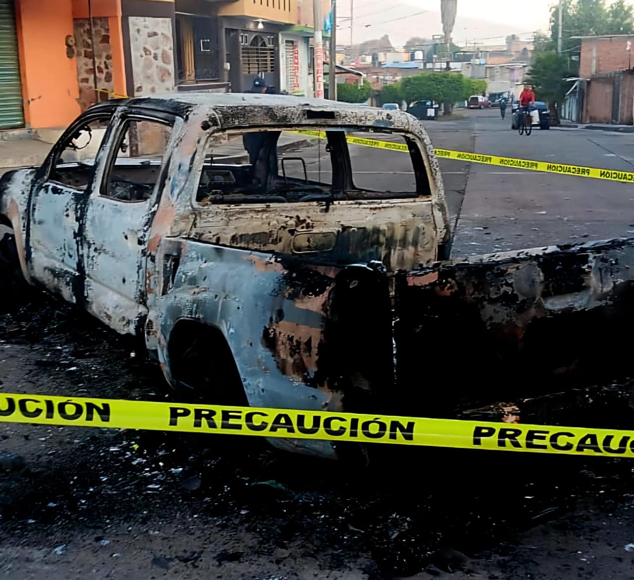 Delincuentes balean y queman camioneta en la colonia Jeroche de Puruándiro