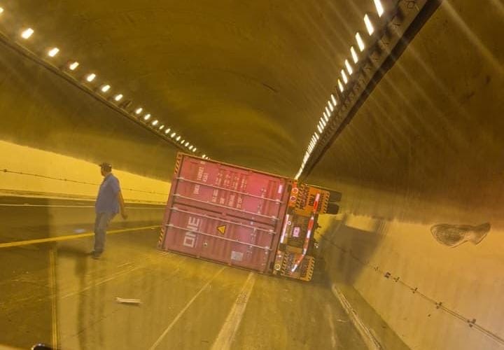 Vuelca tractocamión en la Pátzcuaro-Cuitzeo 