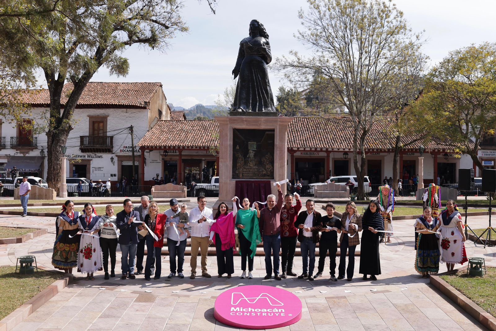 Inauguran Bedolla y Josefina Rodríguez remodelación de la Plaza Gertrudis Bocanegra; impulsará el turismo de Pátzcuaro