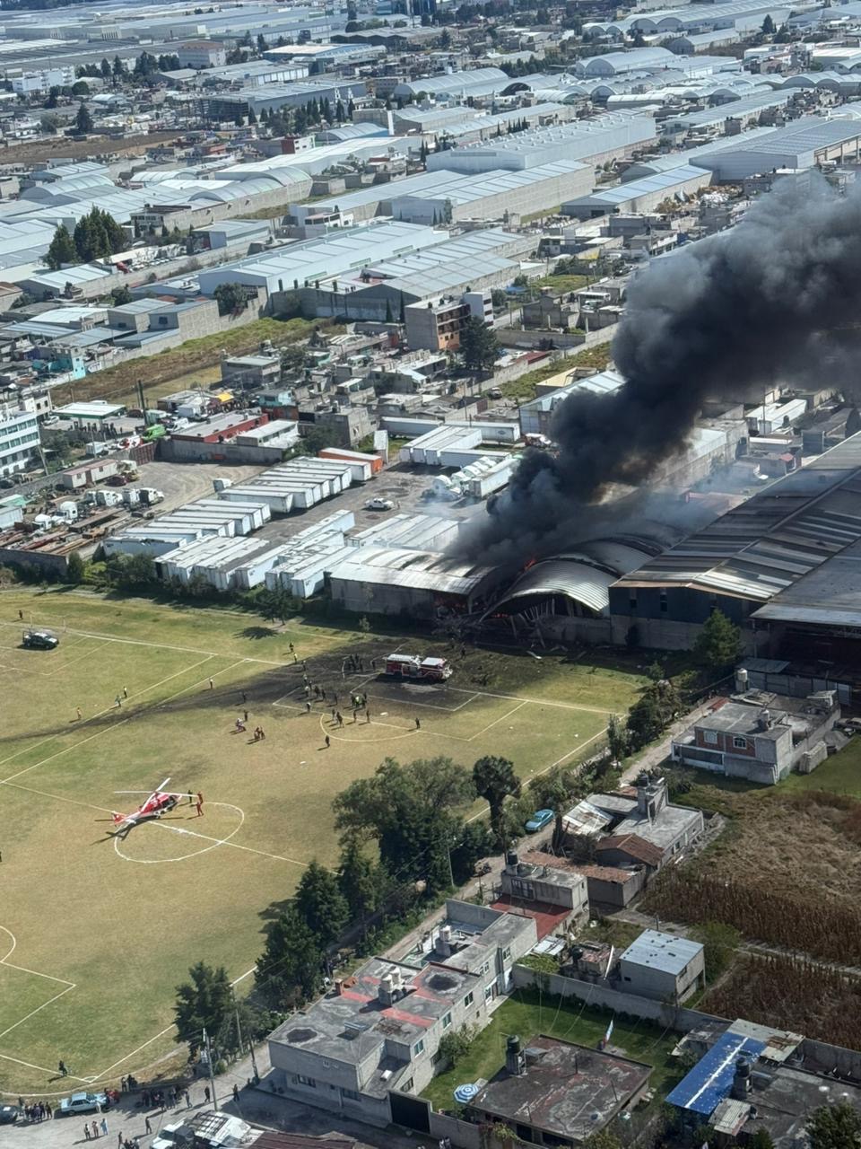 Se desploma aeronave tipo jet en zona industrial de Toluca; hay víctimas fatales