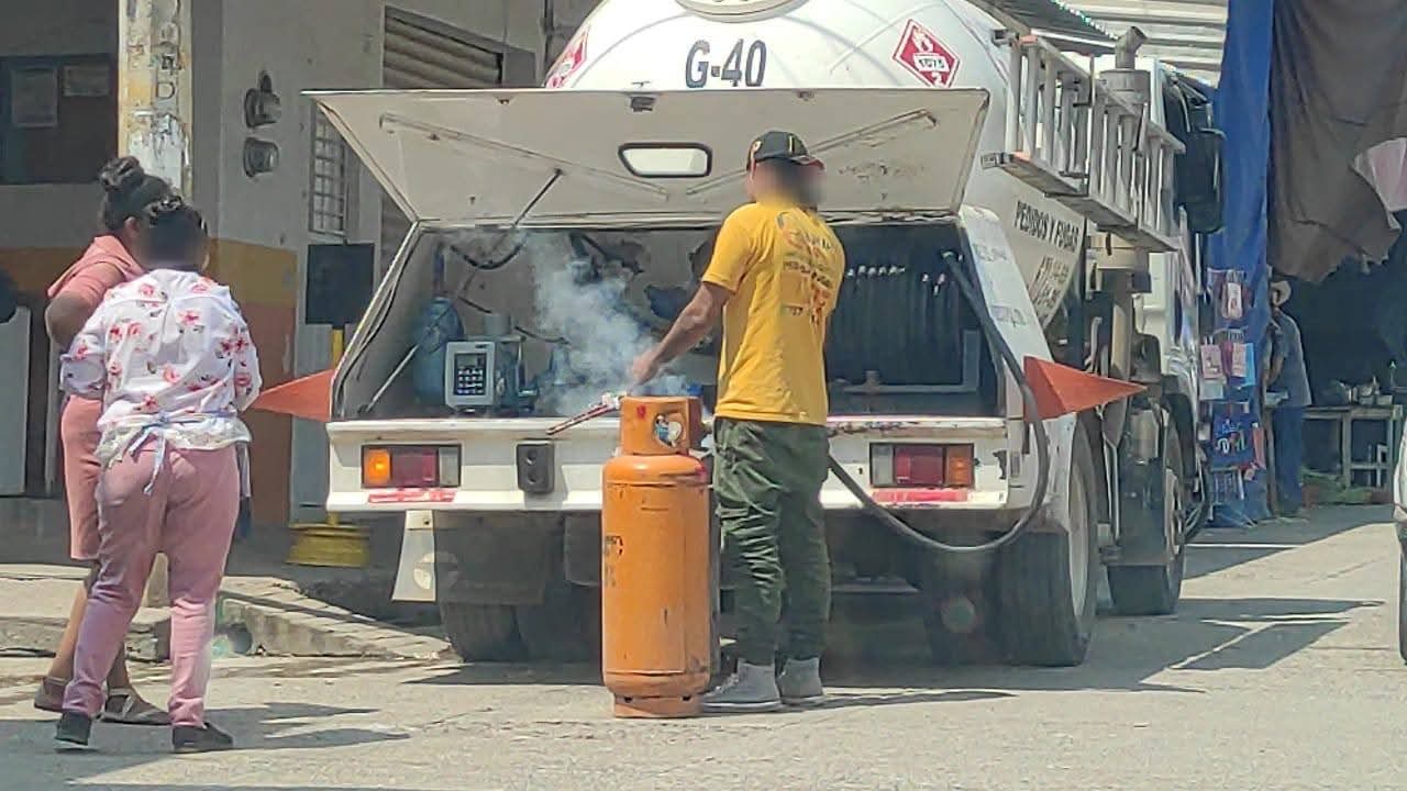 Protección Civil frena abastecimiento irregular de gas LP en mercado de Huetamo