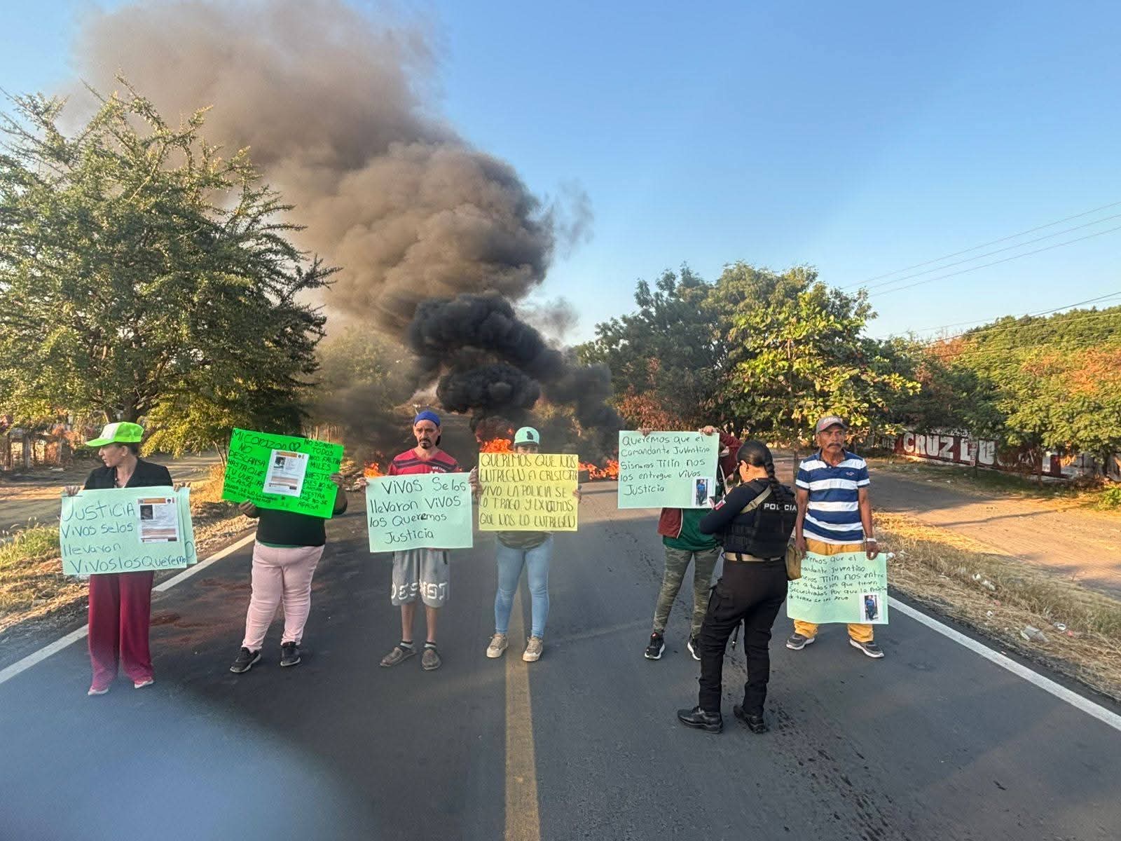 Pobladores de Buenavista bloquean carretera para denuncia desaparición de personas; señalan a la policía de Tepalcatepec