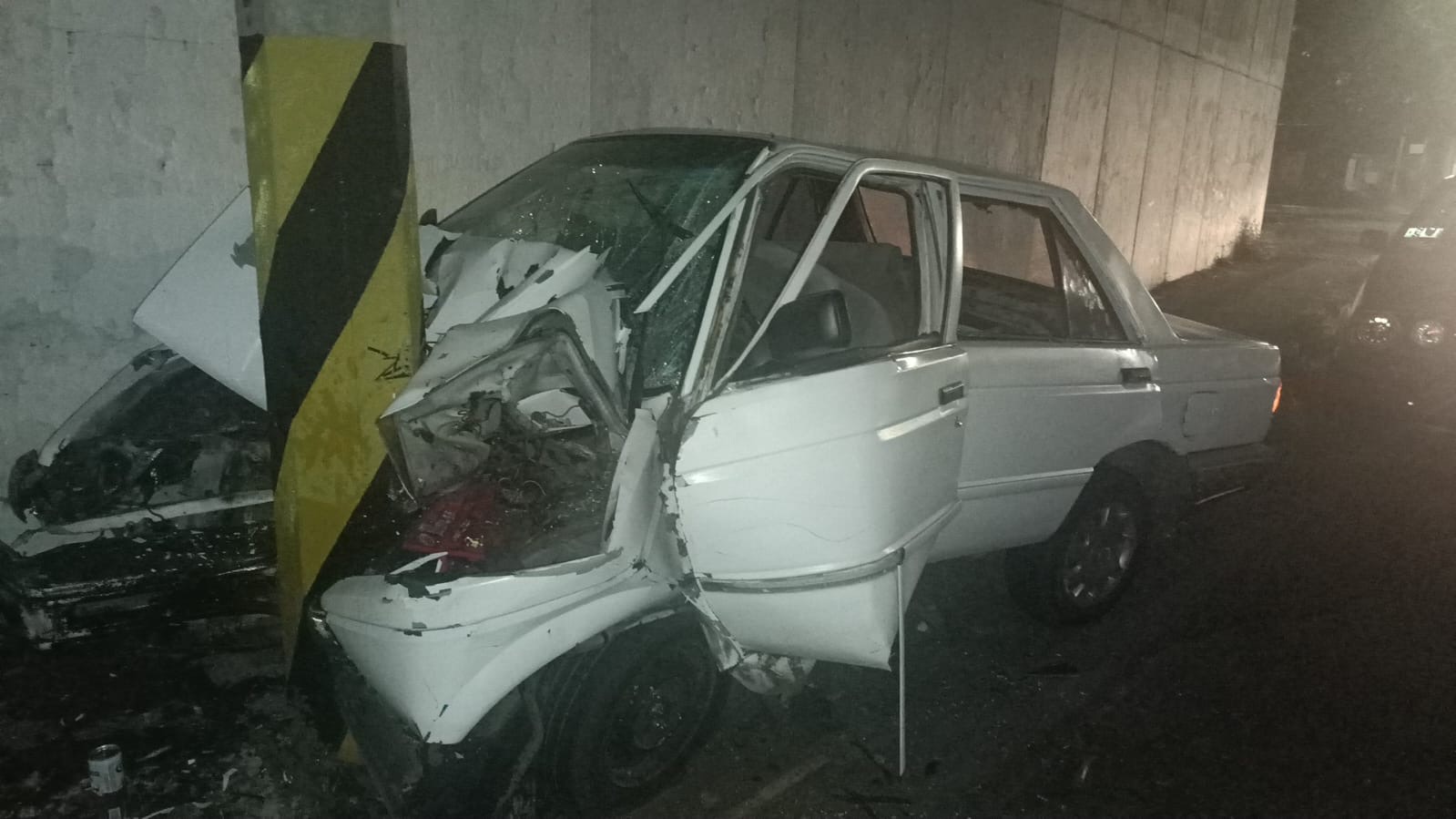 Hombre grave tras chocar su auto contra un poste de concreto, en Uruapan 